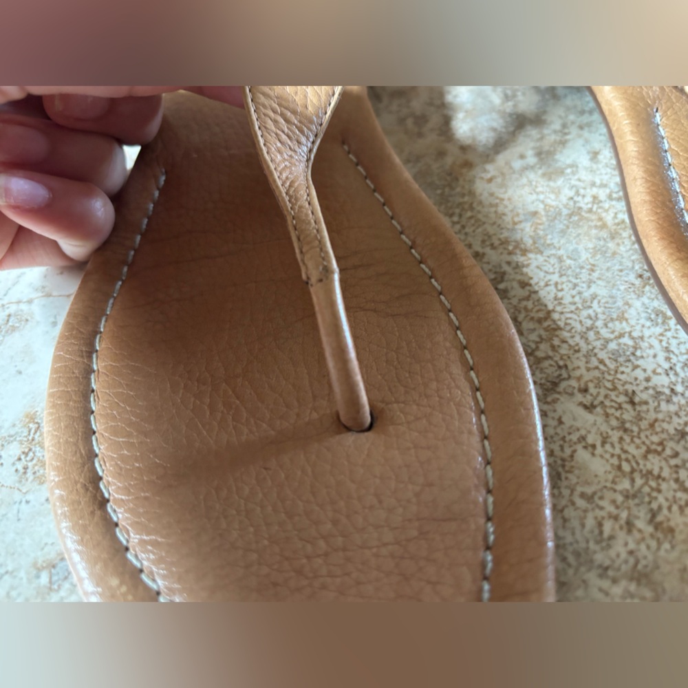 Tory Burch Tan Leather Logo minimalist Thong Sandals - Picture 5 of 7